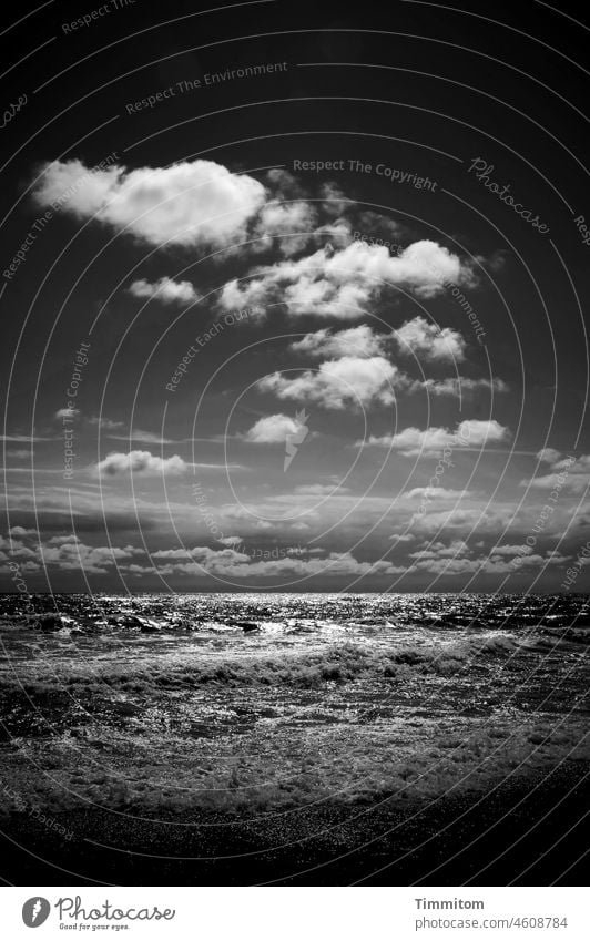 Wolken, Wasser und Wellen Himmel Horizonz Nordsee Gischt Strand Sand Ferien & Urlaub & Reisen Dänemark Menschenleer Natur Urelemente Schwarzweißfoto