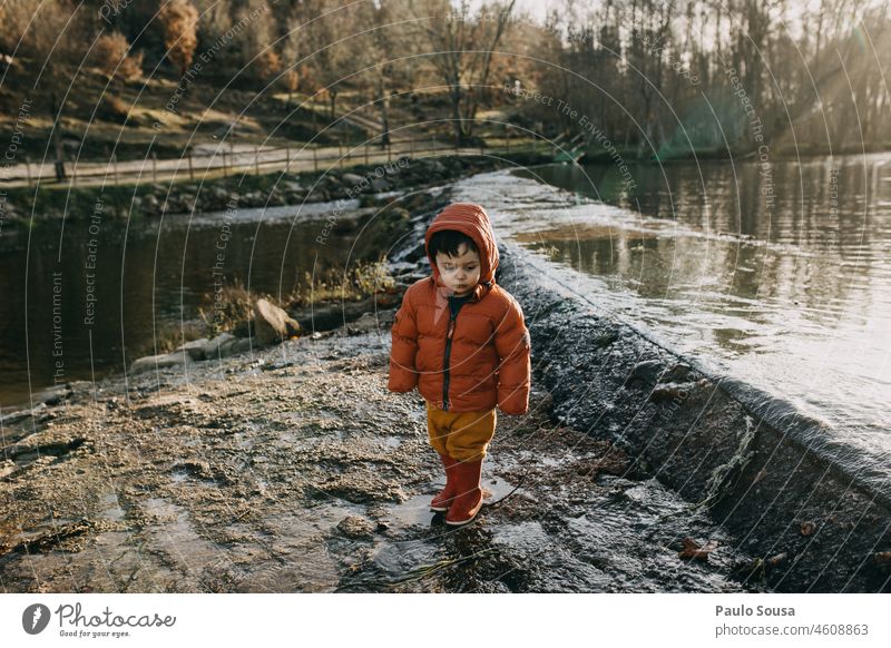 Kind mit Kapuzenjacke Kindheit Winter Wärme Jugendliche Mensch Jacke Außenaufnahme Tag kalt Farbfoto Porträt 1 1-3 Jahre Fluss Feiertag Umwelt Lifestyle