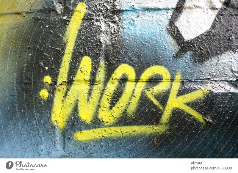 WORK ist in gelber Farbe an die Graffitiwand gesprayt / Graffito work arbeiten Arbeit funktionieren wirken tätig sein Fassade sprayen Typographie Straßenkunst