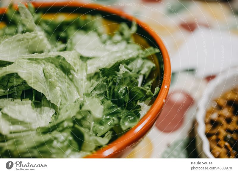 Schüssel mit Kopfsalat Salatbeilage Salatblatt Ernährung Lebensmittel Vegetarische Ernährung Gemüse lecker grün Bioprodukte Farbfoto frisch Vegane Ernährung