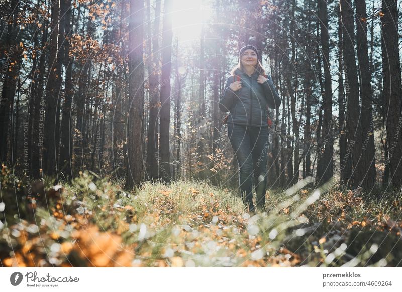 Frau genießt Wanderung an sonnigem Urlaubstag. Frau mit Rucksack zu Fuß durch Waldweg Ausflug wandern Abenteuer reisen Sommer Reise laufen Fernweh Wanderer