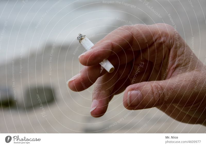 Rauchen gefährdet die Gesundheit Hand rauchen Finger Sucht Suchtverhalten suchtgefahr ungesund Zigarette Genusssucht Nikotin Abhängigkeit Gesundheitsrisiko