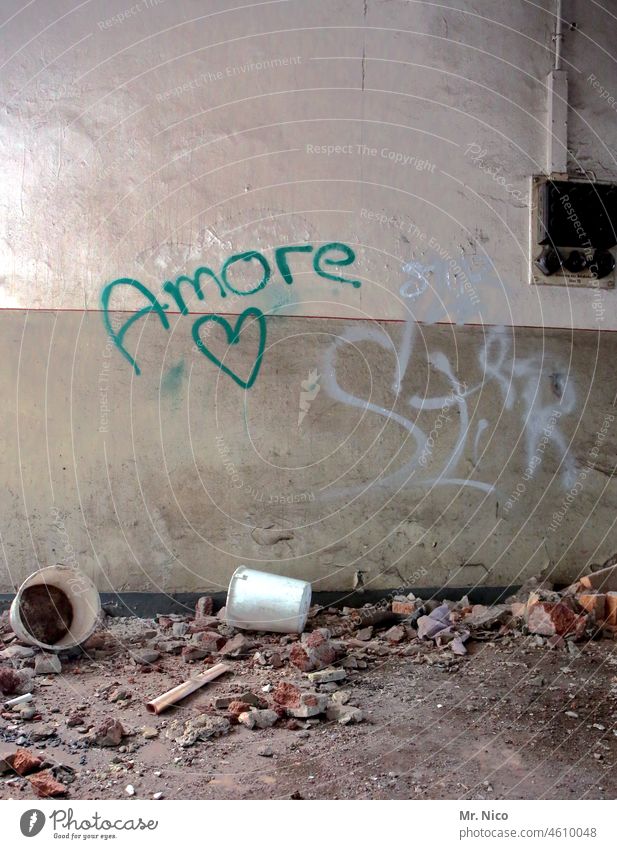 Amore amore Liebe Herz Schriftzeichen Graffiti Wand Schutt Dreck Eimer Liebeserklärung Liebesgruß Symbole & Metaphern Verliebtheit Gefühle grau Gebäude