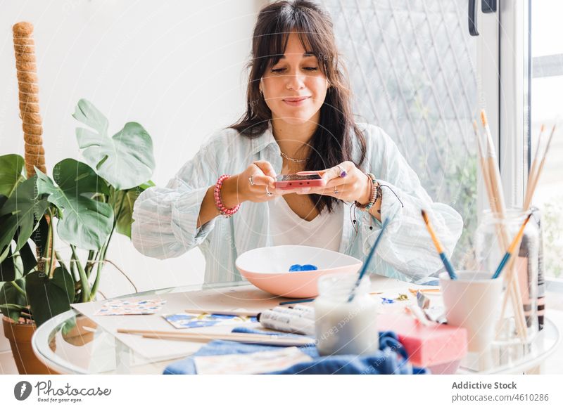 Frau fotografiert eine bemalte Schale Smartphone fotografieren einfangen Porträt gemalt Vorrat Pinselblume Schalen & Schüsseln Hobby Handwerk Kunst Sammlung