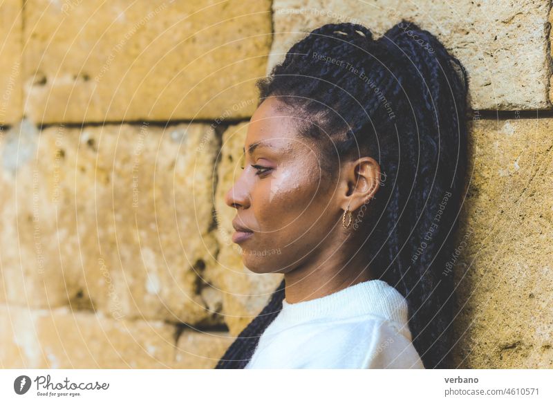 profil einer jungen afrikanischen konfidentiellen jungen frau Afrikanisch Rastalocken schwarz schön Frau heiter Glück Erwachsener Fröhlichkeit Porträt Mädchen