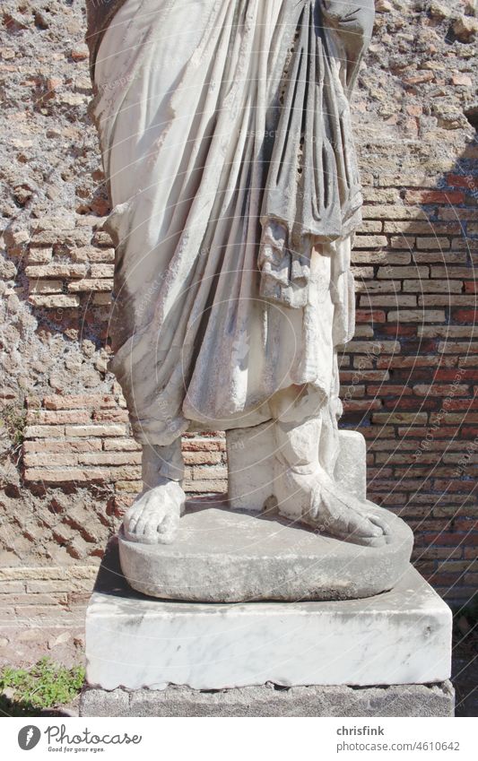 Füsse einer römischen Statue in Ostia bei Rom Rom Römer Statue Marmor Italien antik Tourismus Italienisch Ferien & Urlaub & Reisen Kultur alt Stadt Roma Tourist