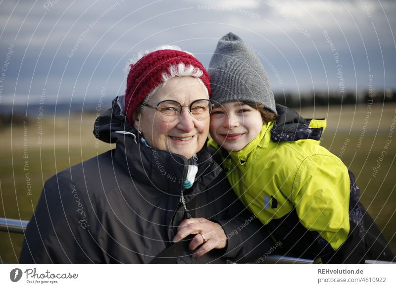 Junge mit Oma in der Natur Mensch Kind Frau Weiblicher Senior Großmutter Kindheit Umwelt Lächeln lachen alt Zusammensein Glück Freude Oberkörper Porträt