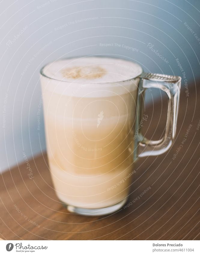 Eine Tasse Milchkaffee nach italienischer Art arabisch Aroma Kunst Hintergrund Getränk schwarz Frühstück braun Café Kantine Kaffee Koffein Cappuccino Capuccino