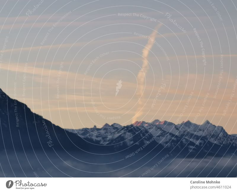 Schneebedeckte Berggipfel im Morgenlicht Berge Sonne Berge u. Gebirge wandern Alpen Natur Gipfel Landschaft Farbfoto Felsen Außenaufnahme Tag Menschenleer