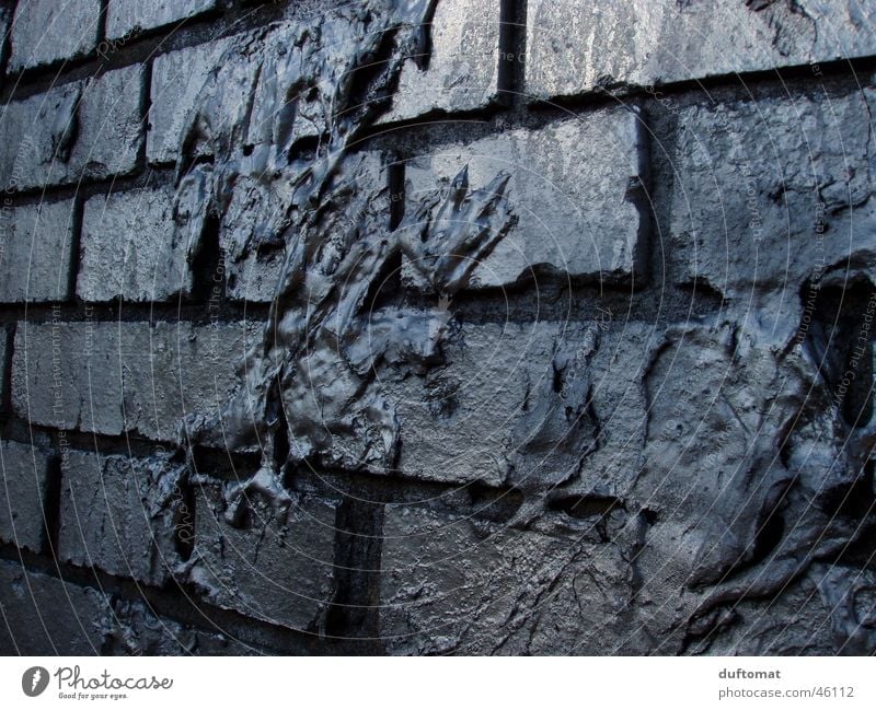 Der Blob Wand Mauer Backstein Auswurf Schleim grau dreckig silber Chemie