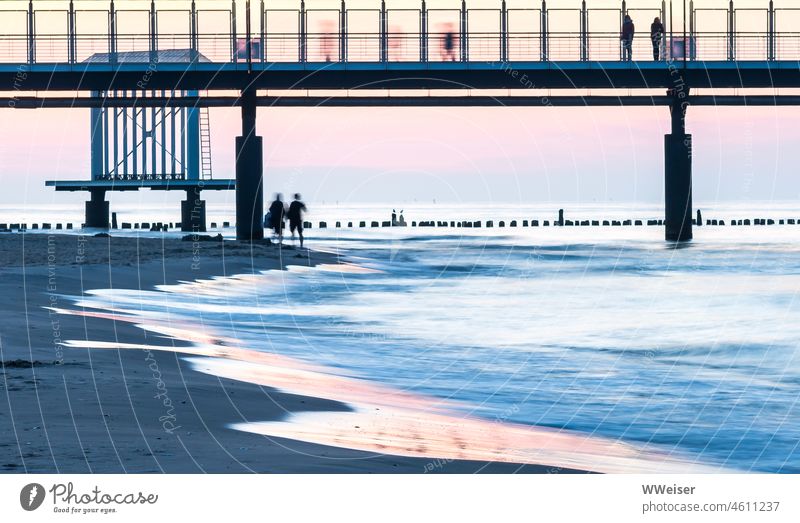 Ein Traum von einem Urlaub: Ostsee, viel Zeit, wenig Menschen, schönes Licht Strand Abend Sonnenuntergang spazieren Wellen Meer Sand Brücke Kurort Erholung