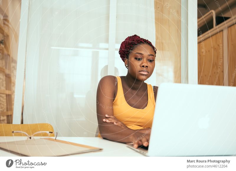 Frau arbeitet am Laptop zu Hause Aktivität Afrikanisch Amerikaner Athlet sportlich schön Schönheit schwarz schwarze Frau Körper Übung Familie Kämpfer passen