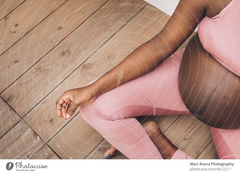 Schwarze schwangere Frau bei Ioga und Meditation Unterleib aktiv Erwachsener attraktiv Baby Hintergrund schön Bauch Körper Pflege Kind Übung passen Fitness