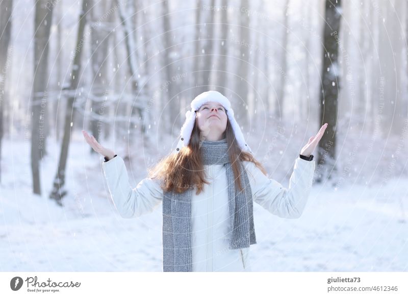 Junge Frau, Teenager schaut zum Himmel zu Frau Holle, es schneit... Winter Schnee Schneefall Schönes Wetter traumhaft Mädchen mädchenhaft teenager