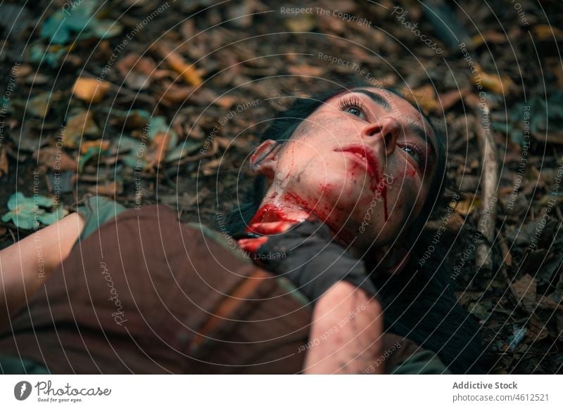 Frau mit Halswunde auf dem Boden liegend Wikinger die Blut Wunde töten Opfer mittelalterlich Nachstellung historisch Wälder skandinavisch verletzen Trauma
