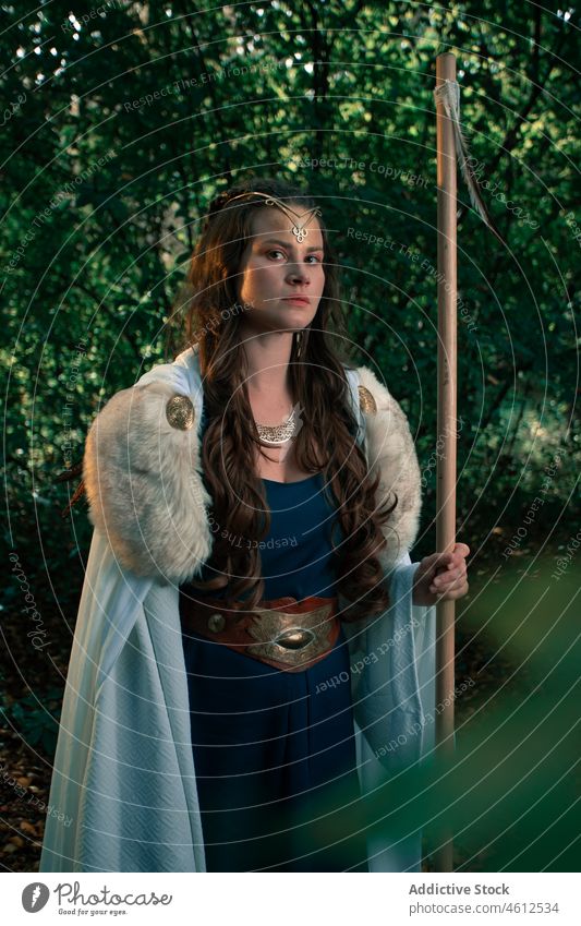 Wunderschöne Frau in alten authentischen historischen Outfit im Wald Wikinger Königlich mittelalterlich Mythologie Historie Nachstellung Kultur Kunst