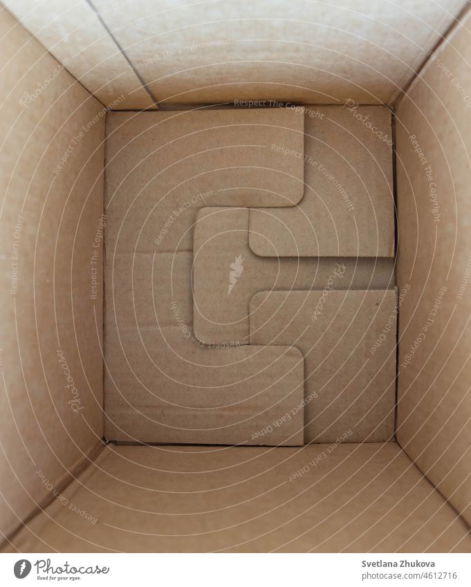 Innenansicht eines leeren braunen Kartons. Kasten im Inneren Verpackung Schachtel online kaufen Geschenk Gesäß Container Karikatur Papier Recycling Kollo Paket