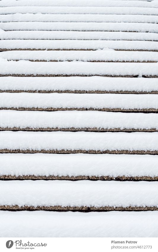 Mit frisch gefallenem Schnee bedeckte Zementstufen. Stufen nicht vom Schnee befreit, Rutschgefahr. abstrakt Hintergrund kalt Konzept cool Gefahr Tag Dezember