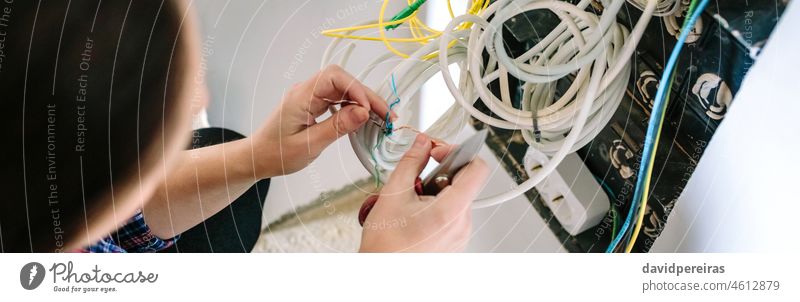 Unbekannte Technikerin bei der Installation eines Lan-Netzwerks Draufsicht Frau unkenntlich Installateur Telekommunikation lan Transparente Kopfball Panorama