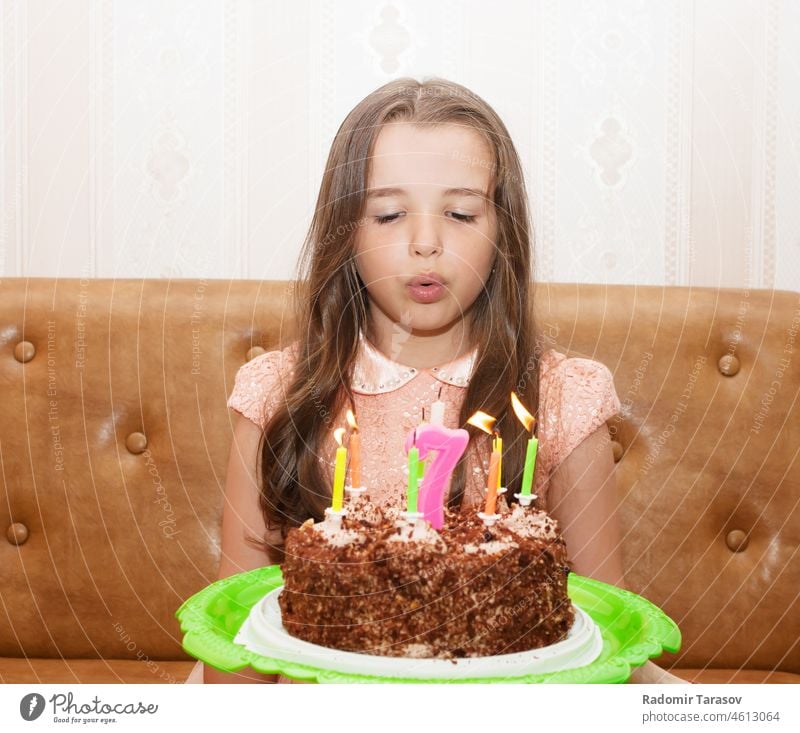 kleines Mädchen bläst die Kerzen auf einer Geburtstagstorte aus Kindheit Glück Spaß wenig Dekoration & Verzierung niedlich Party Feier feiern Kuchen Menschen
