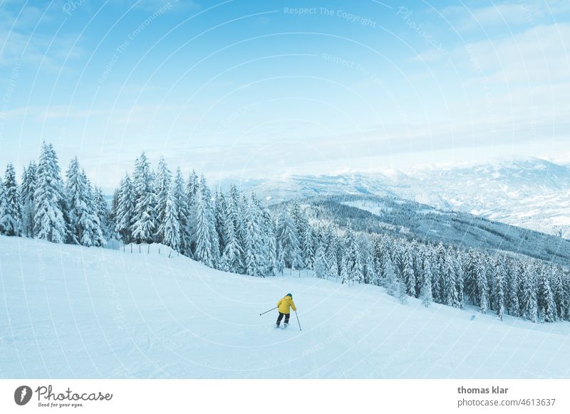 Skifahrer auf der Skipiste ski skifahrer sport berg gelb blau fahren