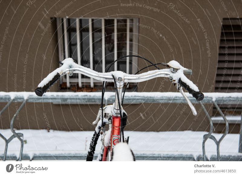 Fahrradlenker mit Schnee Außenaufnahme Detailaufnahme Verkehrsmittel Textfreiraum oben Fahrradklingel Tag Metall Farbfoto Gedeckte Farben parken Fahrradständer