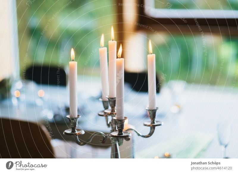 Kerzenleuchter auf gedecktem Tisch bei einer Feier Party Hochzeit feierlich Event Veranstaltung brennen Leuchter Kerzenschein kerzenhalter Licht