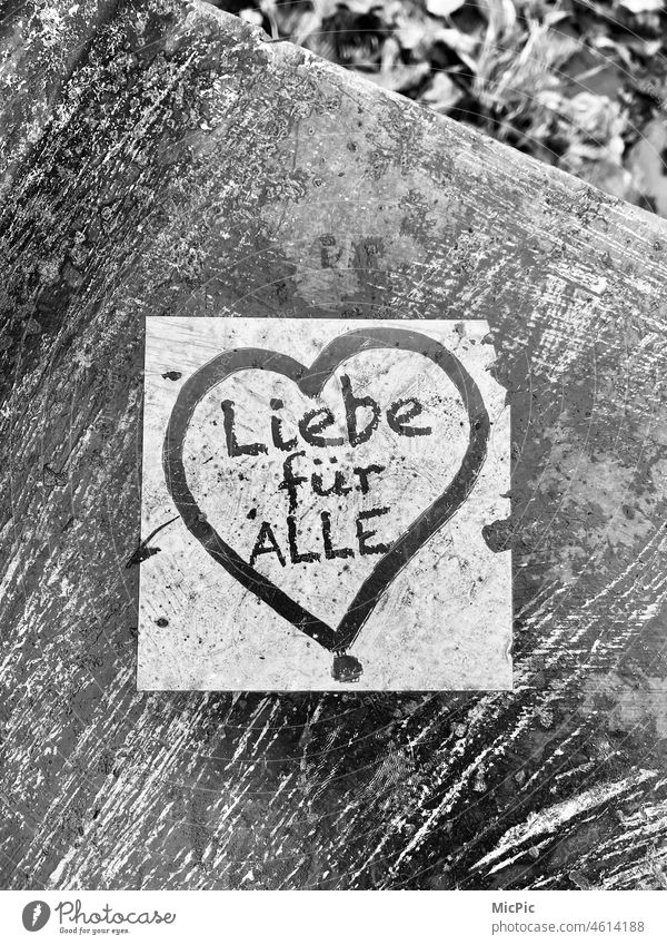 Herz Liebe für alle Spruch Schwarzweißfoto karte Schriftzeichen Graffiti Wand Mauer Verliebtheit Zeichen Gefühle Close Up Titel Romantik Zusammensein