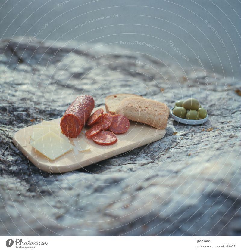 on the rock Lebensmittel Wurstwaren Käse Brot Picknick lecker Farbfoto Außenaufnahme Menschenleer Textfreiraum oben Textfreiraum unten Tag