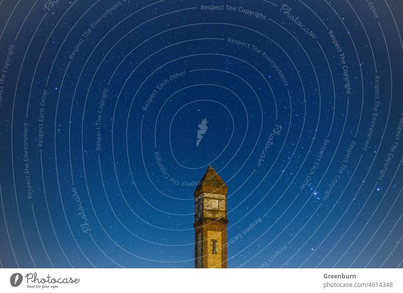 Rampside Needle an der Küste von Cumbria mit Sternenhimmel und Orionnebel. Leuchtturm Richtfeuer Rampenschlusslicht Rampensau-Nadel Küste von Kumbrien