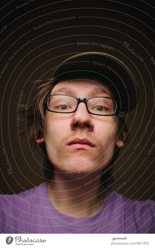Wat seh ich da? Junger Mann Jugendliche Gesicht 18-30 Jahre Erwachsene T-Shirt Brille Mütze Blick in die Kamera Froschperspektive violett Essen lustig