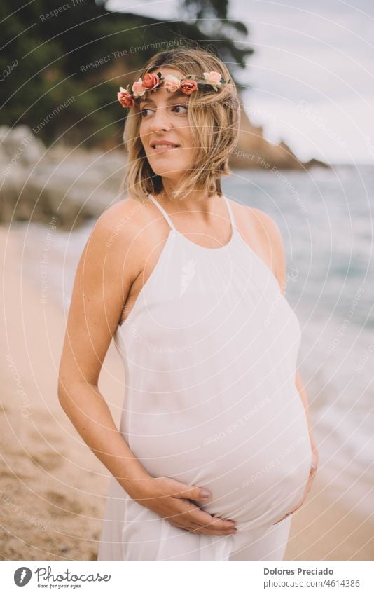 Fotoshooting einer schwangeren Frau beim Spaziergang am Strand Erwachsener Baby schön Schönheit Bauch Geburt Pflege Kaukasier Kind niedlich erwartungsvoll