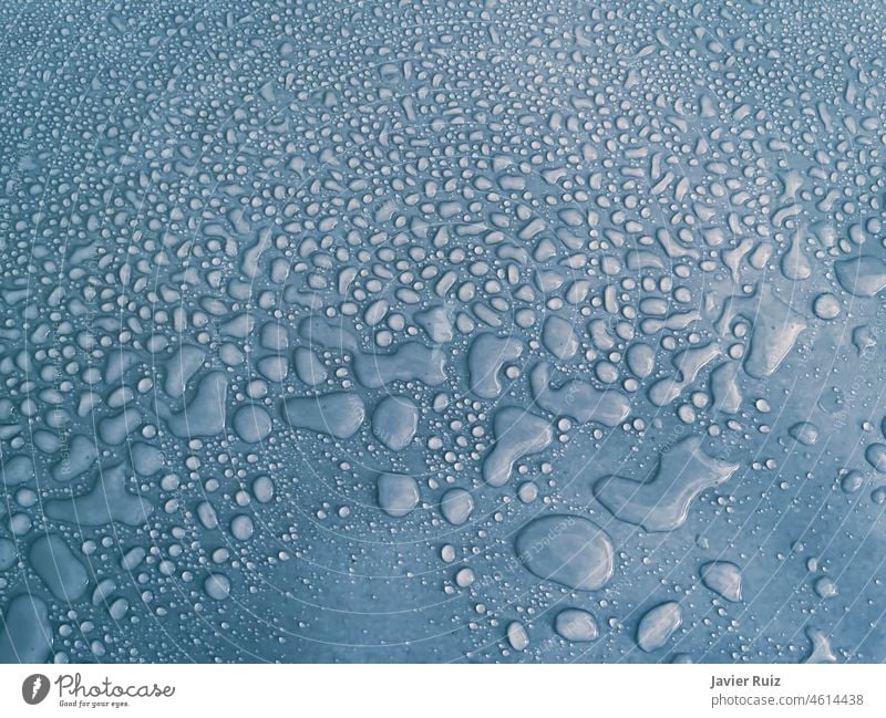 Wassertropfen in verschiedenen Größen auf einer blauen Oberfläche, Tropfen Textur, regen auf blaue Fliese, regen Textur, erfrischenden Hintergrund Regen
