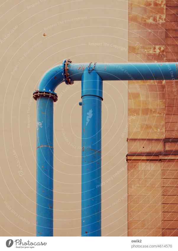 Knicks Rohre Wasserrohre gebogen Metall türkis blau Wand verputzt Putzfassade Kontrast unklar rätselhaft Detailaufnahme Außenaufnahme Mauer Textfreiraum rechts