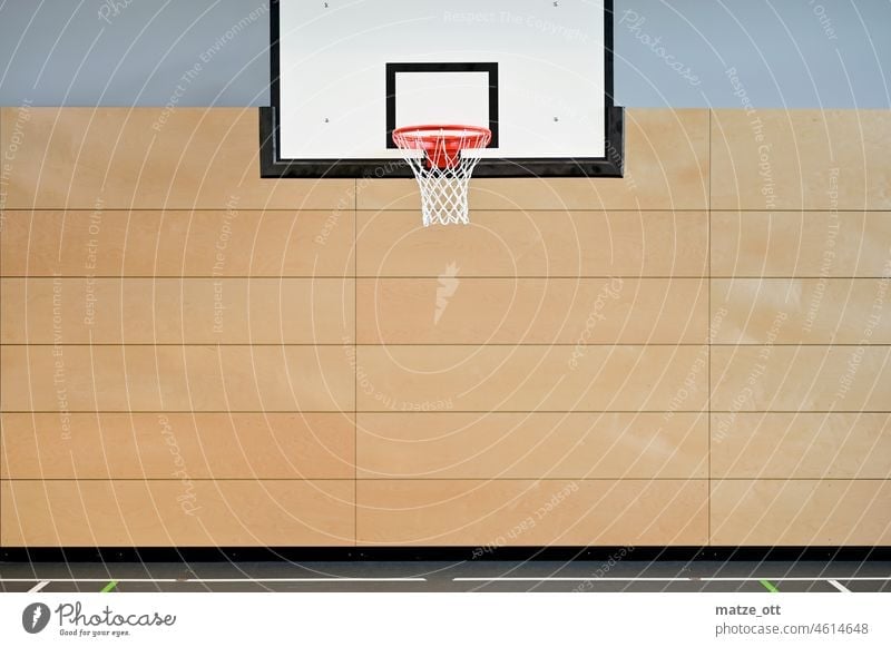 Basketballkorb in einer Turnhalle Sport Sporthalle hallensport Ballsport Brett Wand Linie gerade Muster Netz Ring Freiwurf Menschenleer mittig Holzwand Boden