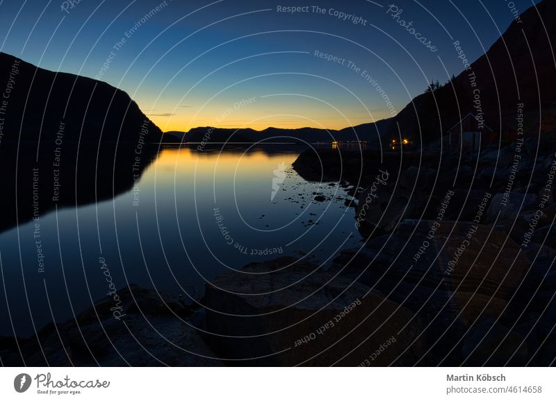 Angelurlaub in Selje Norwegen. die blaue Stunde auf dem Fjord. Berge u. Gebirge Wasser Windstille Natur Ansicht Lebendige Farbe dunkel ruhige Umgebung