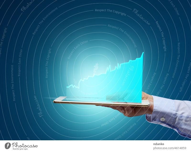 Weibliche Hand hält elektronisches Tablet mit holographischer Grafik auf blauem Hintergrund Tablette Analyse Analysieren Arme Pfeil Vorteil Business Tabelle