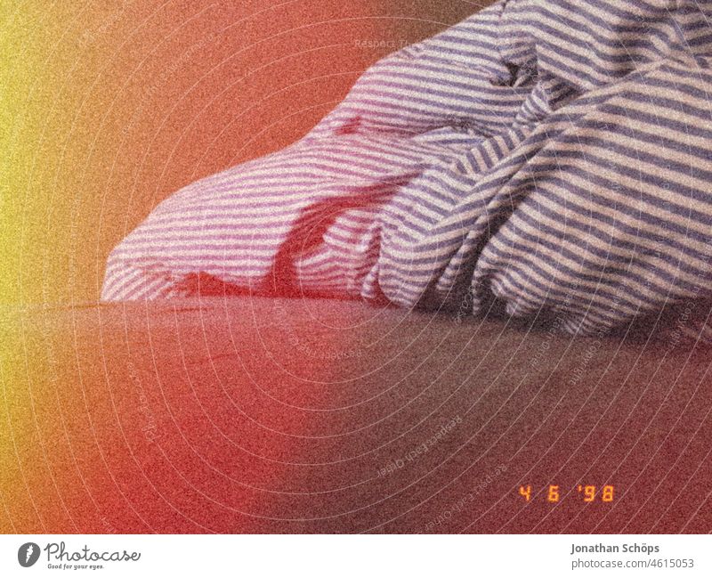 Bettdecke mit Lightleak Bettwäsche Kissen lightleak 1998 schlafen 90er retro vintage Datum gestreift Schlafzimmer Bettlaken Farbfoto Innenaufnahme Menschenleer
