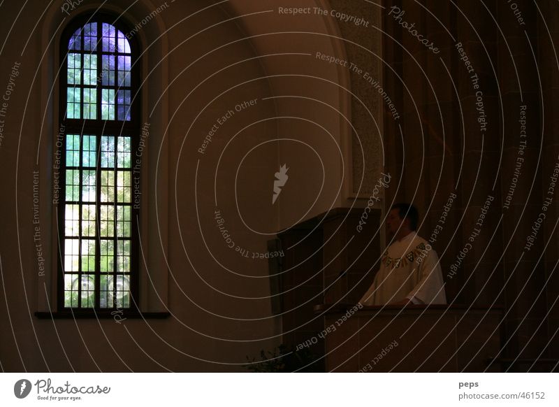Licht der Kirche Kirchenraum Raum Geistlicher Prediger Redner Rede sprechen Märchen dunkel Fenster Kirchenfenster Buntglas Buntglasfenster Gegenlicht Kanzel