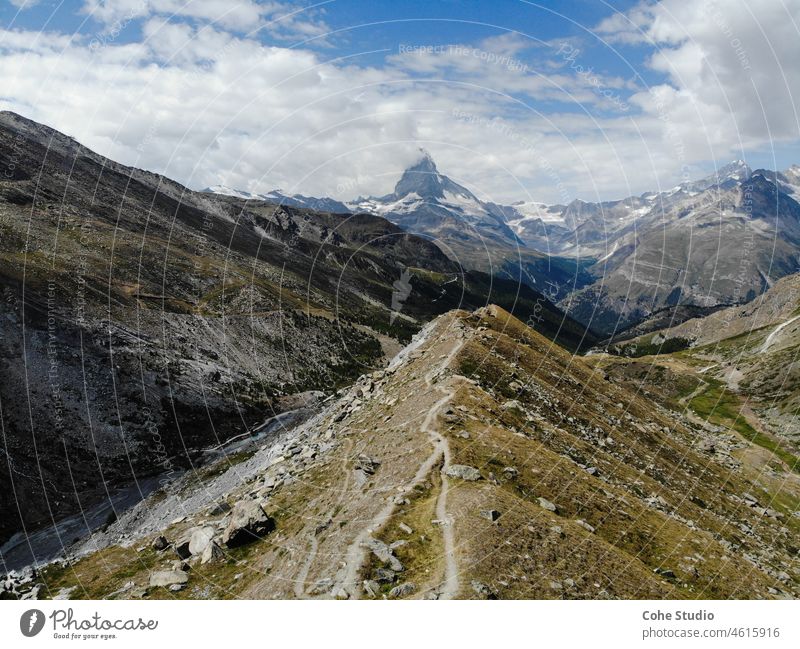 Blick auf das Matterhorn in der Schweiz Alpen Italien Zermatt Natur Landschaft Berge u. Gebirge Gletscher Himmel Wolken Wanderung wandern Trekking Ansicht Tal