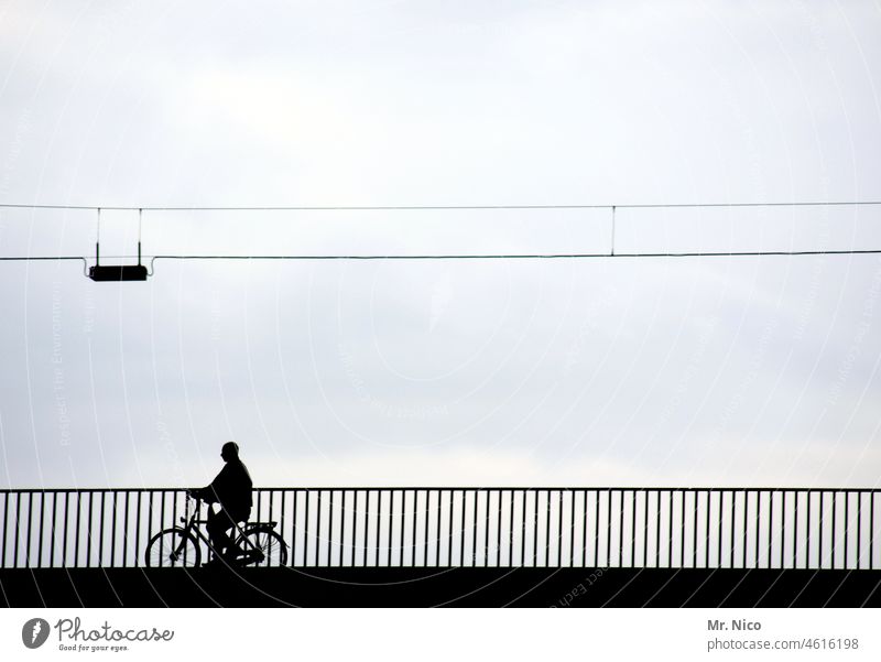 mit dem Rad unterwegs Silhouette Fahrradfahren Brücke Freizeit & Hobby umweltfreundlich nachhaltig radfahrer Fahrradtour Radfahrer Bewegung Radfahren Biker