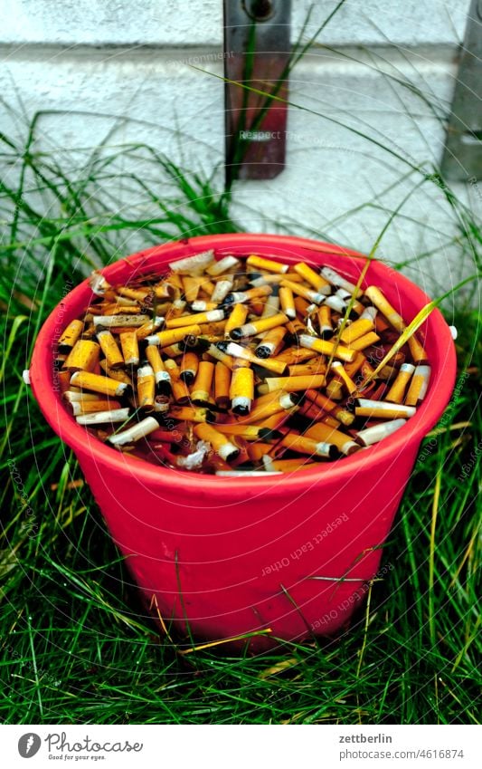 Raucherecke raucher rauchen raucherecke aschenbecher eimer voll gefüllt kippe zigarette stummel zigarettenstummel krankheit krebs krebsvorsorge gesundheit rest