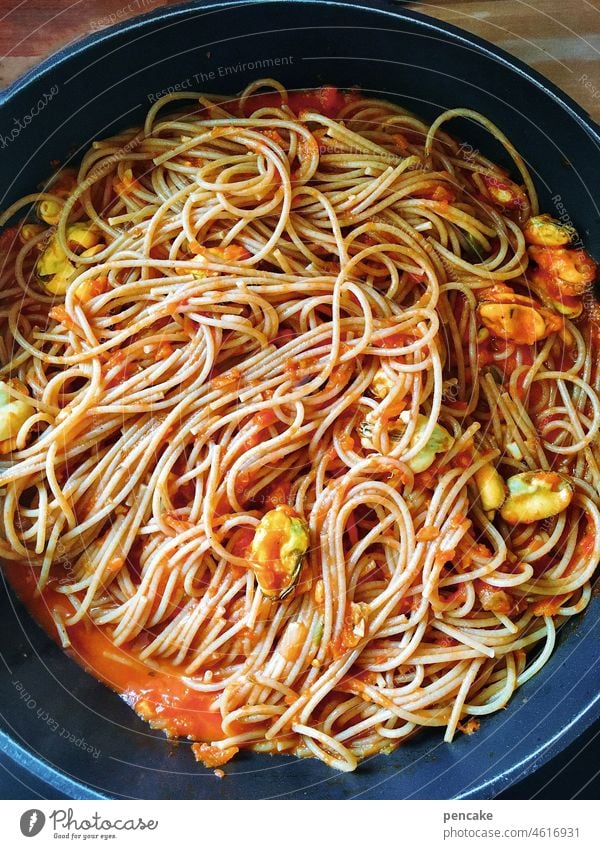 die schönheit im auge des betrachters | das auge ißt mit Spaghetti Muscheln Miesmuscheln Tomatensosse lecker Ernährung Nudelgericht anschauen genießen Genuss