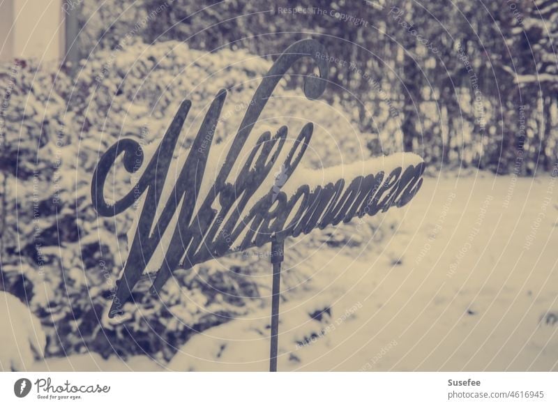 Verschneites "Willkommen" -Schild aus Metall im Garten Winter Schnee Zeichen Natur Menschenleer Kalt Warm Jahreszeit