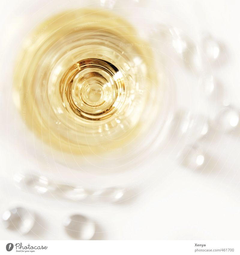 Mit Schwung ins neue Jahr Sekt Prosecco Champagner Glas Sektglas Feste & Feiern Silvester u. Neujahr drehen gelb weiß beschwingt Alkoholisiert Rausch