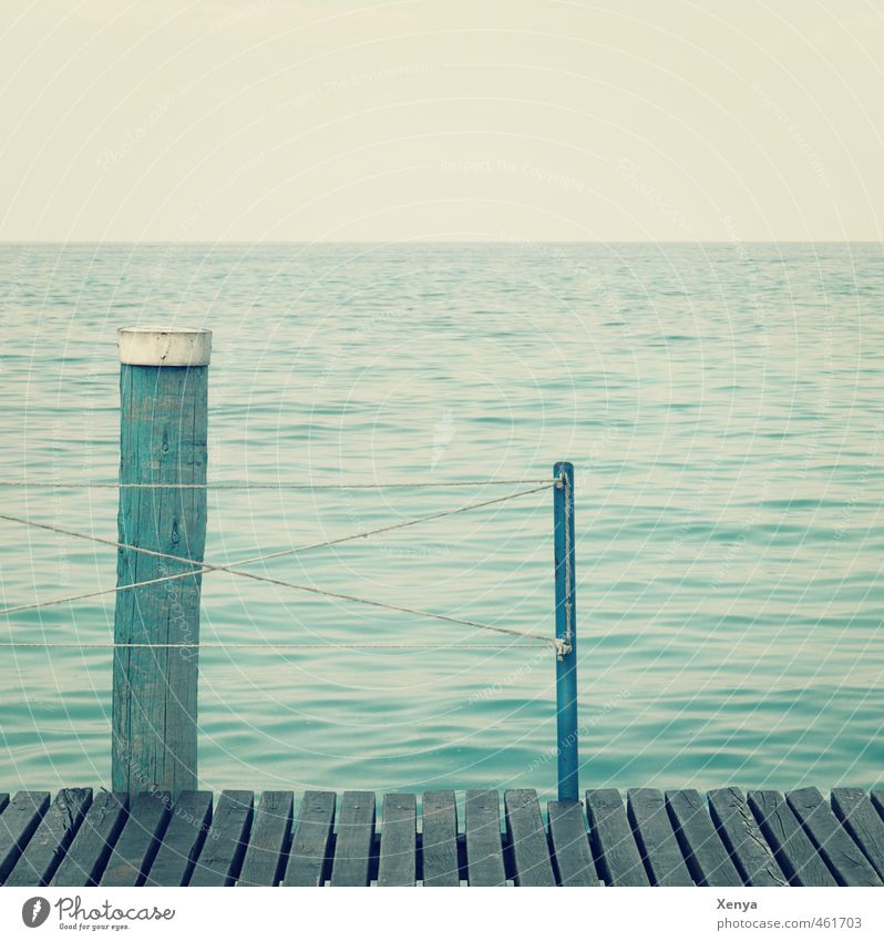 Am See Ferien & Urlaub & Reisen Sommer retro blau ruhig Ferne Steg Wasser Horizont Pause Traurigkeit Einsamkeit warten Außenaufnahme Textfreiraum links