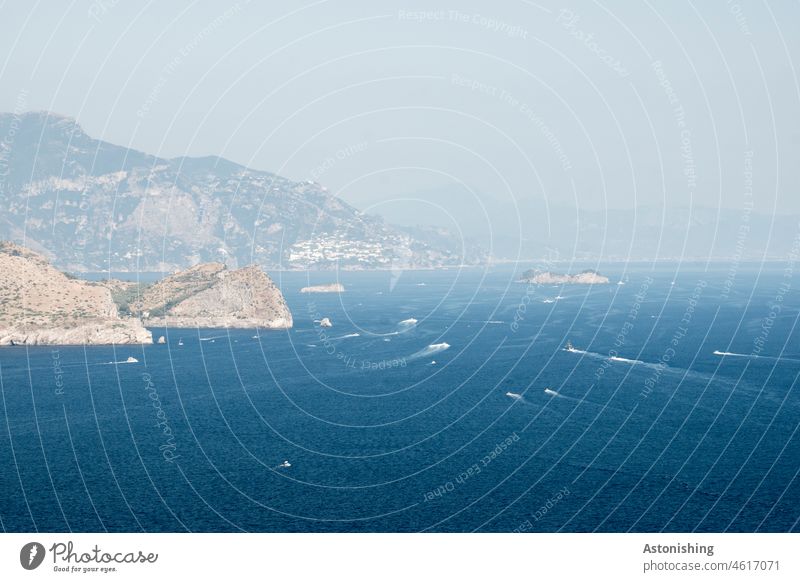 Aussicht von Capri auf die Amalfiküste Meer Ozean Boote Schiffe Seefahrt Insel Inseln Italien Kampanien Weite Natur Landschaft schönes Wetter