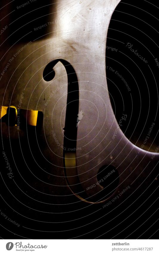 Kontrabass again Saiteninstrumente brücke folk folklore hausmusik holz instrumentenbau kontrabass musikinstrument saiteninstrument steg stehen volksmusik loch
