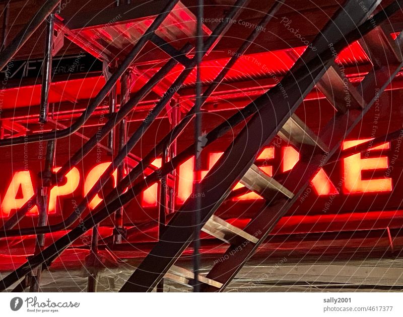 Rotlichtviertel-Apotheke Pharmazie Leuchschrift Gesundheit Gesundheitswesen Leuchtreklame rot Schriftzug Schriftzeichen Leiter Gerüst Baustelle Nacht leuchten
