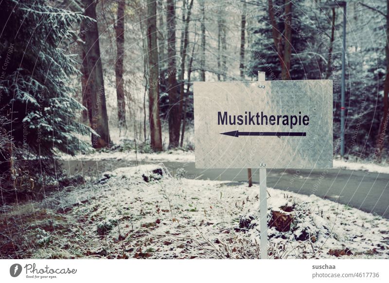 musiktherapie Winter kalt Bäume Schnee Schild Wort Hinweis Natur Hinweisschild Buchstaben Schilder & Markierungen Musiktherapie Pfeil Orientierung Richtung